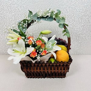 Корзина с розами и лилиями